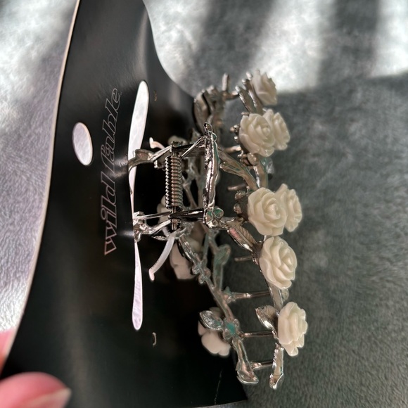 NWT Wild Fable Silver and White Floral Hair Clip - Picture 4 of 4